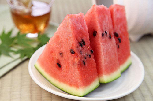 中医认为，西瓜性寒，味甘，归心、胃、膀胱经，能清热解暑、生津止渴、利尿除烦，素有“小白虎汤”之称。西瓜含水量高，同时含有蛋白质、糖、钙、磷、铁、钾、果糖、维生素A、维生素C、茄红素，以及人体必需的多种氨基酸，所以营养价值很高。西瓜不但瓜肉好吃，西瓜皮（西瓜翠衣）更是不可多得的中药，具有清暑解热、利尿的作用。平时吃瓜，可将瓜皮留下来洗净，凉拌或者清炒都是不错的选择。