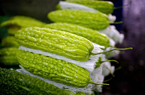 苦瓜虽然苦味重，但是苦味成分可以降血糖、降血脂。中医认为，苦瓜有生津止渴、清心明目、消暑解热等功效。苦瓜含有多种维生素、果胶、氨基酸、苦瓜甙、丰乳糖醛酸、矿物质和维生素等成分，都是人体不可或缺的营养成分。凉拌苦瓜、苦瓜拌芹菜、苦瓜鸡蛋饼、苦瓜炒肉片、苦瓜汤……只要不怕苦，总有一款菜肴适合你。因苦瓜是常见瓜果中最寒凉的，所以孕妇和脾胃虚寒者少吃，禁生食。普通人吃苦瓜也要适量，以免寒凉伤及脾胃。