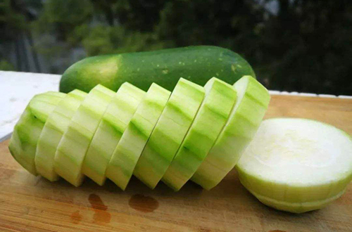 中医认为，冬瓜味甘淡，性微寒，有清热解毒、利水消肿、化痰镇咳、清胃降火的作用。此外，冬瓜皮也是一味能利尿消肿的中药。冬瓜肉含有丙醇二酸，有减肥降脂的功效，正在减肥的姑娘们可不要错过。同时，因为冬瓜含钠低、含糖少、含脂肪低而含钾量较高，最适合水肿及高血压和糖尿病患者食用，且有辅助治疗作用。