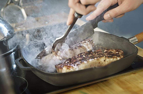 很多老人偏爱爆炒、油煎等传统烹饪方式，可它们在带来美味的同时，也会产生大量油烟。北京老年医院呼吸二科主任医师刘前桂表示，我们发现，有的老人比较节约，在烹调时不舍得开抽油烟机，或烹调一结束马上关闭抽油烟机，使得厨房或室内油烟浓度在短时间内迅速增加，长时间散不出去。再加上老人新陈代谢较慢，机体对外部环境反应更敏感，更易受到油烟侵害。