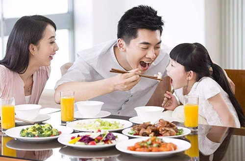 “火孩子”。这些孩子表现为食量大、爱“积食”，小便黄，大便干，性子急，怕热，睡觉爱把手脚放在外面或踢被子，喜欢光脚，晨起有口气，容易出现咽炎、扁桃体炎、口腔溃疡、牙龈炎、中耳炎等头面部的炎症或疖肿，就是常说的“食积”“食火”表现。“火孩子”可以试试菊花3~6克、芦根10克，生山楂10克，放在一起代茶饮。