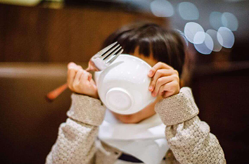 “郁孩子”。这些孩子容易紧张焦虑，心思较重，缺乏安全感，睡觉不踏实、多梦，缺乏朝气和活力，属于肝郁气滞的表现。“郁孩子”主要需配合心理调节，也可尝试适当运动或音乐疗法，必要时寻求专业的心理疏导。饮食建议以清淡为主。