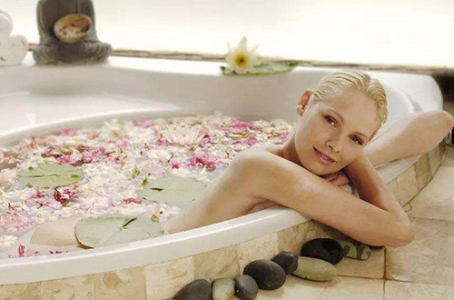 劳累一天后泡个热水澡可放松身心，提高睡眠质量。近期，日本国立癌症研究中心和大阪市健康与安全研究所的一项联合研究首次证实，每天泡澡可降低缺血性心脏病和中风风险。