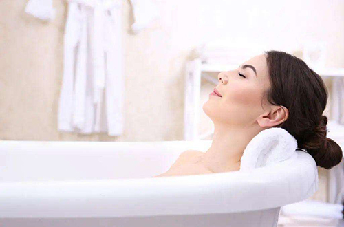 研究小组以3万名日本居民为对象，进行问卷调查及为期20年的追踪研究。参试者年龄在40~59岁，既往无心血管疾病和癌症史。研究人员根据参试者日常泡澡频率将他们分为“每周2次以下”“每周3~4次”“几乎每天”3组，结果发现，与几乎不泡澡的人相比，每天睡前泡澡者心血管疾病风险整体下降了28%，其中缺血性心脏病风险降低了35%，中风风险降低了26%，脑出血和脑梗塞风险分别降低46%和23%。在统计学中调整了体重指数、饮食习惯、吸烟饮酒、教育经历、睡眠、运动、职业、压力以及幸福感等因素后，该结论依然成立。研究发表在《心脏》杂志上。以往研究表明，泡澡有改善糖尿病和肥胖的功效。研究人员提醒，老年人应根据年龄和身体情况适度泡澡，切忌水温过热或泡澡时间过长，以免发生意外。