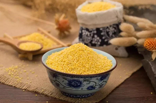 黄色食物的营养价值相对比较高，所谓“以黄为贵”，我们可以适当多食用。黄色食物与土地的颜色接近，所以属土。按照《内经》养生理念，饮食应该五味均衡，但黄色、甘味的食物可以作为主食多吃一些。中国人尤其是中国文化产生的源头地域中原地区人民，饮食的主体色彩是黄色，农作物如小麦、玉米、小米、土豆、红薯、南瓜、黄豆等，肉类如黄鸡、黄鱼等。同样，对人体有明显补益作用的药物也多是黄色，如人参、党参、桂圆、红枣、枸杞子、山药、蜂蜜、甘草等。