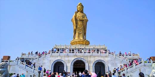 南海观音是岛上的标志性建筑，而不肯去观音殿则拥有普陀山最为传奇的传说，不能错过。岛东侧还分别有千步沙和百步沙两个优良的海滨浴场，喜欢观海玩水的蜂蜂可以前去。游玩普陀山景区大概需要2-3天时间，岛上的物价较贵，上岛前建议尽量自带些零食和饮料。
