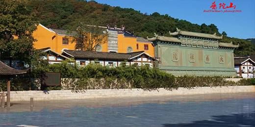 大乘禅院位于玉堂街中段的大乘禅院，就占地规模来说，堪称普陀山庵院之冠。绀楼黄墙，分外醒目。它的主殿——圆通宝殿里供奉的“水月观音像”可以说是在观音菩萨造像中首屈一指的精品。水月观音是三十三体观音之一，以衣饰华丽、身姿优美而著称，又被称为东方的蒙娜丽莎或东方维纳斯。卧佛殿楼上为千佛楼，有千佛全为优质樟木雕成。千佛楼上一楹联写得甚有情趣，联曰：“千说千谈不离超生脱死，佛经佛法无非转悟开迷。”把人之生死与佛道迷津说白了。