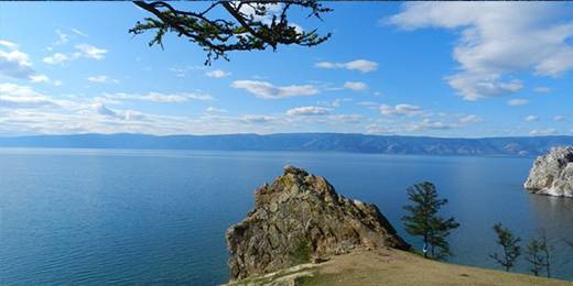 奥尔洪岛，是贝加尔湖中最大的岛，在湖水最深处附近。被称为：“贝加尔湖的心脏”。奥利洪岛的居民以布里亚特人为主，岛上最大的村镇是胡日尔村，这里一直被视为俄罗斯北部萨满教的中心。奥尔洪岛上的游玩，以包车为主，建议参加岛上的“一日游”。奥利洪岛的自然生态保持的相当完好，岛上一半是原始森林，一半是草原，充满了神奇地诱惑。