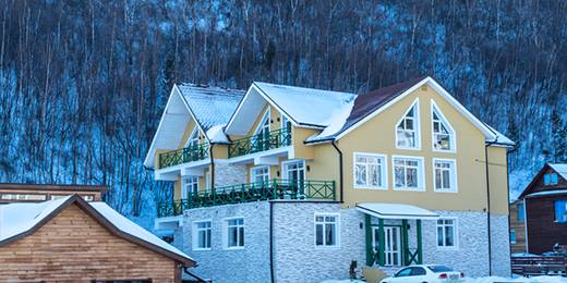 利斯特维扬卡是贝加尔湖畔的一个小镇，位于贝加尔湖和安加拉河的交汇处，人们称它是贝加尔湖的大门。这里只有一条主街“高尔基大街”，一边是小镇，一边就是贝加尔湖，是最亲近贝加尔湖的地方之一。在这座小村落中，可以看见贝加尔湖岸边渔民最纯真的生活方式。村里有一座小型的博物馆，是了解贝加尔海豹的最佳去处，冬天体验狗拉雪橇也是不可错过的。