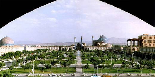 伊玛目广场是伊斯法罕的象征，广场的中央有一个很大的喷水池，旁边有两个重要清真寺：伊玛目清真寺和谢赫·劳夫清真寺，北边是著名的伊斯法罕大巴扎，西边是六层楼高的阿里卡普王宫。广场上的草地和花圃使得它充满了清新的自然气息。广场的四周环绕着两层楼高的连环拱廊骑楼，皆为萨法维王朝时期的建筑。夜幕降临，广场上梦幻的灯光，配上醉人的喷泉，也是拍夜景的绝佳之地。