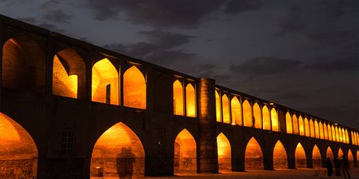 伊朗伊斯法罕三十三孔桥，是伊朗伊斯法罕11座桥梁之一，被高度评价为萨法维桥梁设计最著名的代表之一。 建于1602年，全长298米，双层结构，共有33个拱。33座拱门连接上下的Chahar Bagh街，拱桥同时也起到大坝的作用，可拦截河水。枯水期河床会干涸，一层的桥洞中会有年轻人演奏乐器，唱伊朗的歌曲，适合发呆。二层有人行步道，人来人往，充满生活气息。