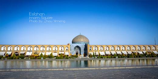 谢赫·劳夫清真寺(Sheikh Lotfolah Mosque)位于伊马姆广场东侧，是皇室家眷专用的祷告场所，设计非常简单，既无宣礼塔，也没有院子。不同于传统的清真寺以蓝色基调，这座清真寺的外观是柠檬黄色，建筑用料和装潢艺术皆属上乘，每一寸墙壁都呈现出了皇室的高贵与气派。此清真寺始建于1602年，建造工程长达17年之久，设计师是伊斯兰学者谢赫·劳夫，清真寺也因他而得名。清真寺内的祈祷厅地面要高于伊马姆广场。虽然祈祷厅和伊玛目清真寺一样，面对圣地麦加旋转45°角，但是从广场外面丝毫察觉不到这种变化。