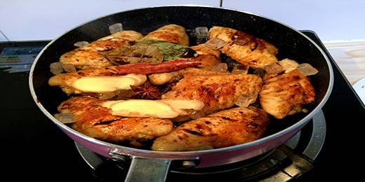 煎到两面焦黄。下八角、桂皮、香叶、姜片、冰糖、老抽、生抽、少盐，总之就是把需要的配料全部放入锅中。