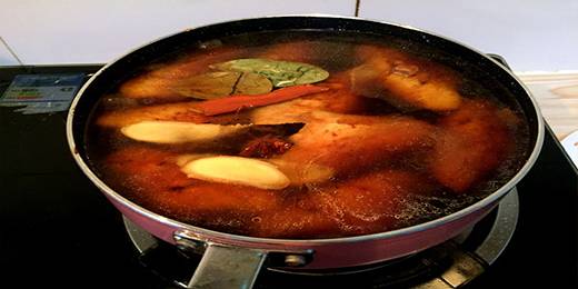 加入与鸡翅齐平的水。