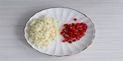 大蒜剁碎，小米椒切小段。