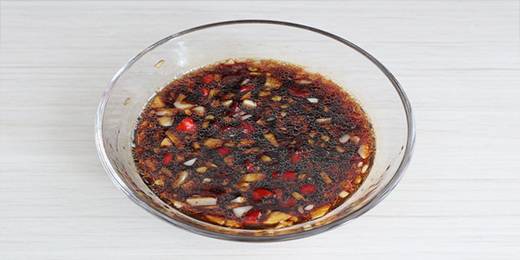 蒜茸、小米椒、生抽、油、盐混合。