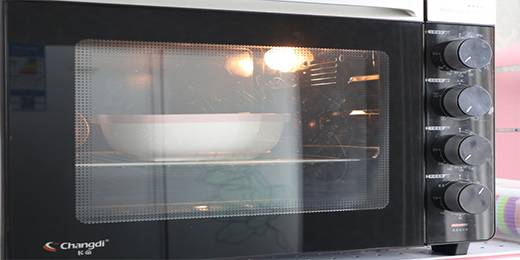 放入预热好的烤箱，上下火180度，中层烘烤25分钟。