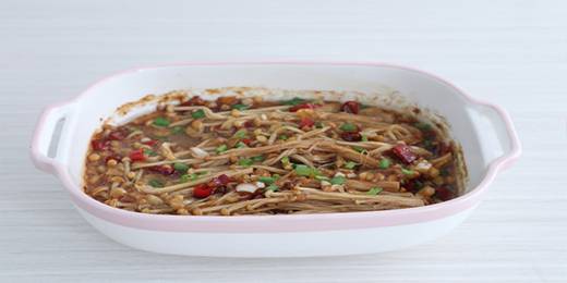 出炉后撒上少许小葱碎。