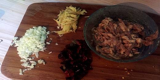 肉丝用酱油、生粉、少盐、料酒腌制待用，葱姜、干辣椒切好待用。