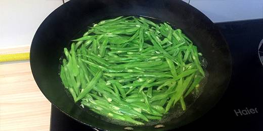 扁豆切丝，在沸水中放盐煮熟捞出滤水待用。如何确定熟，吃一个就知道啦。