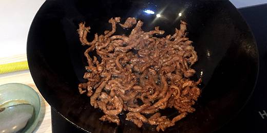 干净锅入油，放入腌制好的肉丝翻炒变色，留油捞出，注：温油放肉丝。