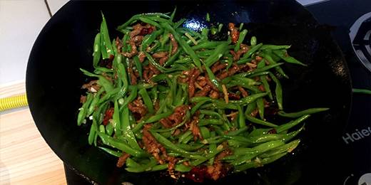 下肉丝、鸡精混合均匀即可。