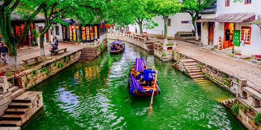 江南六大古镇之一，位于太湖之畔古运河之东，始建于宋代，至今已有1000多年历史。同里面积33公顷，为五个湖泊环抱，由网状河流将镇区分割成七个岛，风景优美，四面环水。在这里可以品茗、聊天、听曲；走三桥，收获美好祝愿，坐游船，享受慢节奏同里等。这里水多桥多，明清建筑多，名人雅士多，气质独特，看似古色古香，却又与现代相结合，非常宜居。 