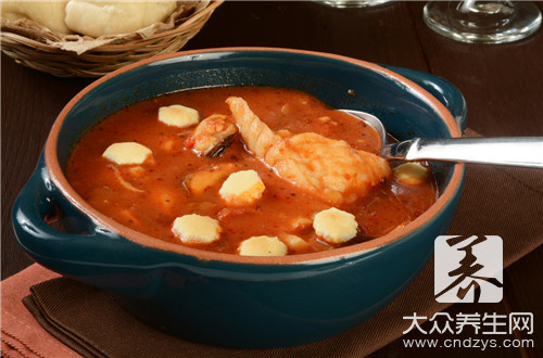 有很多人对于海鲜都是过敏的，比如说经常吃海带的人有时候可能会引起皮疹，这是因为在海鲜里面有非常多的组织胺，但是这种组织胺对我们人体并没有什么好处，反而会造成我们的皮肤不适，因为有很多人天生缺少一些特殊的分解酶，这些酶不能够正常的发挥功能，这样的话就不能分解组成，所以如果吃了新鲜的鱼或者是海鲜，那么就有可能会引发过敏，而且一般来说就会表现在我们的身体某些部位上面，比如说脸上，胳膊上腿上，在我们的皮肤上面会起一些小疙瘩，而且非常的痒。