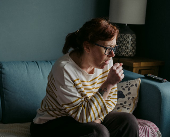 对于急性咽炎患者，耳鼻喉科医生通常会给予一些抗生素或者局部喷剂治疗。对于慢性咽炎患者，医生会建议他们多喝水，戒烟、戒酒，注意保护嗓子，避免过度用嗓等。然而，即便如此，很多人的慢性咽炎仍然没有得到有效缓解。其实，有上述症状的人们在看耳鼻喉科的同时，不妨去消化科看看。”北京善方医院消化内科的李传凤医生建议说，“他们中很大一部分人的症状可能跟胃食管反流病有关系，得的是反流性咽炎。” 胃食管反流病引发反流性咽炎 李传凤医生介绍说，胃食管反流病是一种动力障碍性疾病，主要的原因是由于食管下段括约肌(LES)压力下降造成的。正常情况下，该括约肌起到“单向阀门”的作用。吞咽食物时，LES反射性松弛，该处压力下降、“阀门”打开，食物会顺利进入胃中;静息状态下，LES张力性收缩，该处压力高于胃内压，胃内食物、胃液等不会反流到食管。 而当各种原因导致食管下段括约肌压力下降时，其所承担的“阀门”功能受损，胃内容物和胃液等就会反流到食管，甚至逆行而上反流到咽喉、口腔、气管等部位。 这些酸度很高的胃液会刺激这些部位的粘膜等，引起化学性炎症，从而出现咽部不适、异物感、慢性咳嗽等咽炎症状，有些人甚至有龋齿、反流性肺炎等表现。因此，胃食管反流引起的慢性咽炎，也被称作“反流性咽炎”。 反流性咽炎除了慢性咽炎的临床表现外，可能还伴有反酸、烧心、呃逆、胸骨后疼痛等消化系统的症状。 “胃食管反流病的发病率很高，在正常人群中所占比例甚至高达10%，因此，要注意到很多慢性咽炎可能是反流性咽炎，是由胃食管反流引起或加重的。”李传凤强调说。