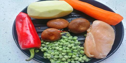 1.准备好所需要的食材，土豆去皮清洗干净，红椒、香菇清洗干净，胡萝卜去皮洗净。