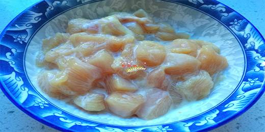 2.鸡胸肉切成小丁，加入2勺料酒、1小勺胡椒粉、1勺盐，1勺玉米淀粉，顺着一个方向搅拌均匀后，再加入适量食用油封住鸡丁表面，防止水分流失。