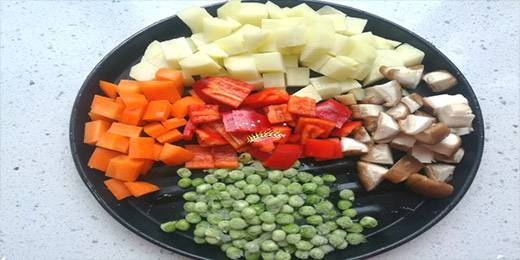 3.土豆、红椒、胡萝卜切成小丁，香菇去掉根，也切成小丁。