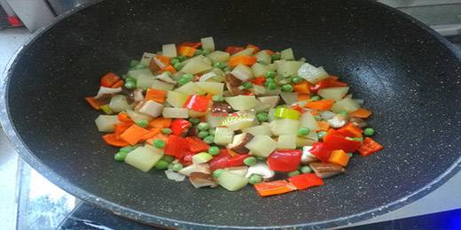 6.炒锅烧热，倒入适量食用油，平时炒菜的量就行了，不用太多，因为鸡丁腌制的时候已经放了油。油热后把鸡丁放进锅里煸炒至八分熟，盛出来待用。