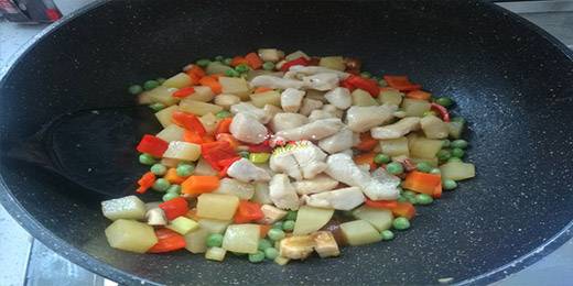 7.炒锅刷洗干净重新放油，下葱姜末煸炒出香味，倒入焯烫过的土豆丁、胡萝卜丁、香菇丁、红椒丁、青豆，翻炒均匀，加入生抽1勺、盐1勺、蚝油1勺，翻炒均匀。
