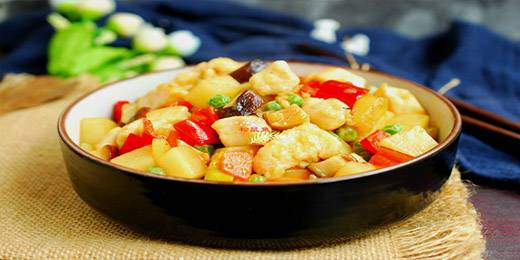 8.下入刚才炒好的鸡丁，翻炒均匀，加入淀粉水1勺，翻炒均匀，让淀粉包裹住鸡丁蔬菜丁，然后出锅装盘，上桌就开吃了。