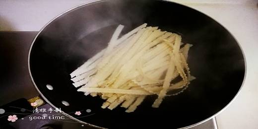 2.水烧开，先放一点点盐防止面条粘黏在一起，再放入面条