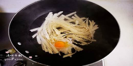 3.用筷子把面条划开，磕入鸡蛋