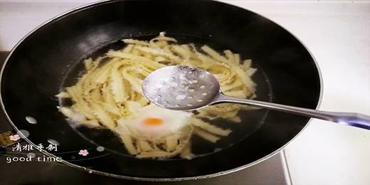 4.水烧开，捞出浮末，浇一点冷水