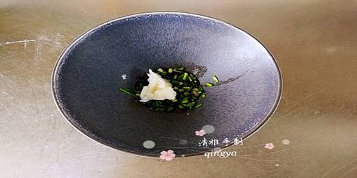 6.碗里放入盐，生抽，香葱和猪油