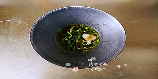 7.倒一点面汤把佐料搅拌均匀