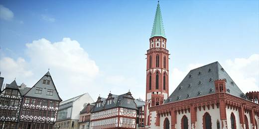 罗马广场建于中世纪，位于老城中心，是法兰克福唯一仍然保留中古街道面貌的广场。广场以南是美因河铁桥，以西是市政厅，以东200米是该市的发源地，法兰克福大教堂。每年圣诞节期间，罗马广场也是法兰克福圣诞市场的所在地。