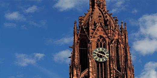 法兰克福大教堂是历史上赫赫有名的神圣罗马帝国选举皇帝的地方，曾有10个皇帝在此加冕。教堂建筑为哥特式风格，始建于14世纪。教堂历经大火焚毁和二战时的轰炸，多次受毁和重建。珍宝室内陈列有大主教们在加冕典礼时穿的华丽衣袍，有兴趣的话不妨一看。