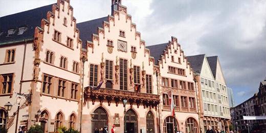 法兰克福市政厅位于老城区中心，罗马帝国时期曾是选举和加冕皇帝的地方，现在是登记处和市长办公地点。市政厅是典型的德式建筑，由三幢哥特式连体私人楼房组成，有六百多年历史，其阶梯状的人字形屋顶别具一格，是法兰克福的象征。建筑内部的皇帝大厅保留着52位邦联时期王国统治者的肖像，门前的罗马广场（Römerplatz）是法兰克福唯一仍保留中古街道面貌的广场，值得一逛。