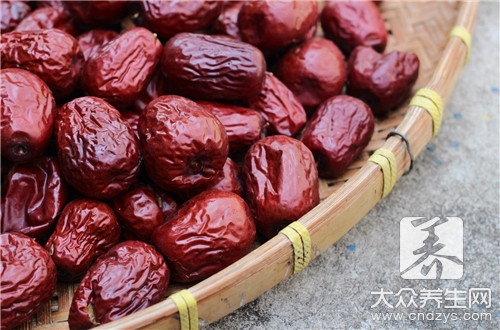 这一类食物都非常的温和，可以起到非常好的补气养血，健脾养胃的作用，对那些脾胃比较虚弱，经常腹泻感到倦怠无力的人们来说，每天可以吃一些红枣，或者是加上一些党参和白术一起吃，那么就可以起到非常好的健脾养胃的作用。同时对于身体虚弱的人来说，可以帮助他们增加食欲，治疗腹痛腹泻，可以加上一些生姜，可以治疗胃炎，胃胀痛，呕吐等症状，当然红枣也是一种非常常见的滋补的食品，在我们的食疗药膳里面，我们可以加上一些红枣就可以起到特别好的补身体的作用，也可以滋润气血，当然，我们可以加上一些枸杞，不仅好吃还可以提升我们身体的元气，同时也可以增强我们的免疫力，当然它还可以养心安神，如果有抑郁症，经常烦躁不安，哭泣，心神不宁的话，那么可以加上一些干草小麦和红枣一起熬成一道汤就可以养血安神疏肝解郁是一道非常好的食疗药物，当然它还可以缓和其它的药性，保护我们的脾胃不受伤害，吃药的时候加上一些红枣，可以帮助我们保养脾胃，同时因为它吃起来甘甘甜甜的，而且还有的营养物质特别多，促进女性的好处的同时可以加强胸部的发育，不是养胃，调和药性，养血宁心凝神。是非常好的补气养血的东西，可以起到特别好的保健的作用。