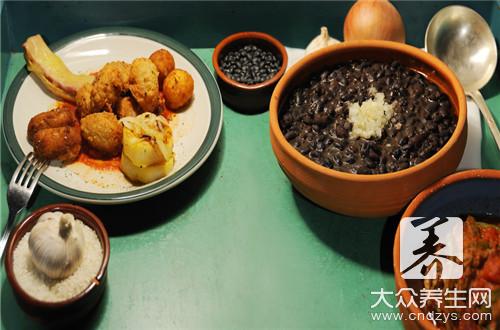 以上就是关于红枣枸杞以及桂圆一类食品的好处，大家在日常生活中可以保养我们的子宫以及卵巢，让我们的身体机能达到非常健康的状态。