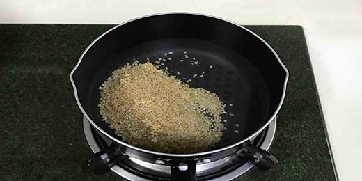 1.锅中放入清水，把燕麦粒倒入。