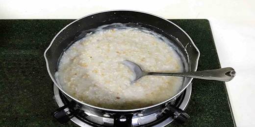 2.开火煮沸后转小火30分钟，燕麦煮至全熟。