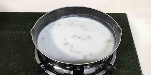 3.倒入纯牛奶。