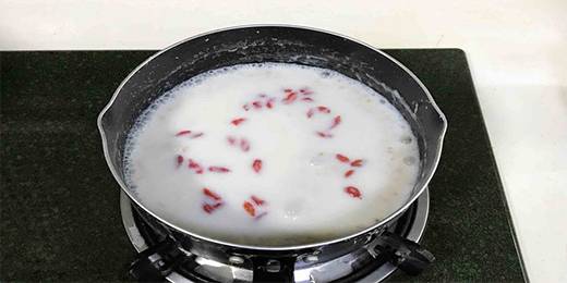 5.最后加入枸杞子，拌匀即可。牧乐民钢切燕麦粒，饱腹不升糖，央视7专题报道产品。