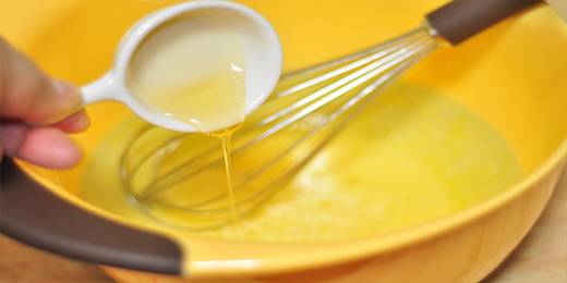 3.倒入蜂蜜，拌匀